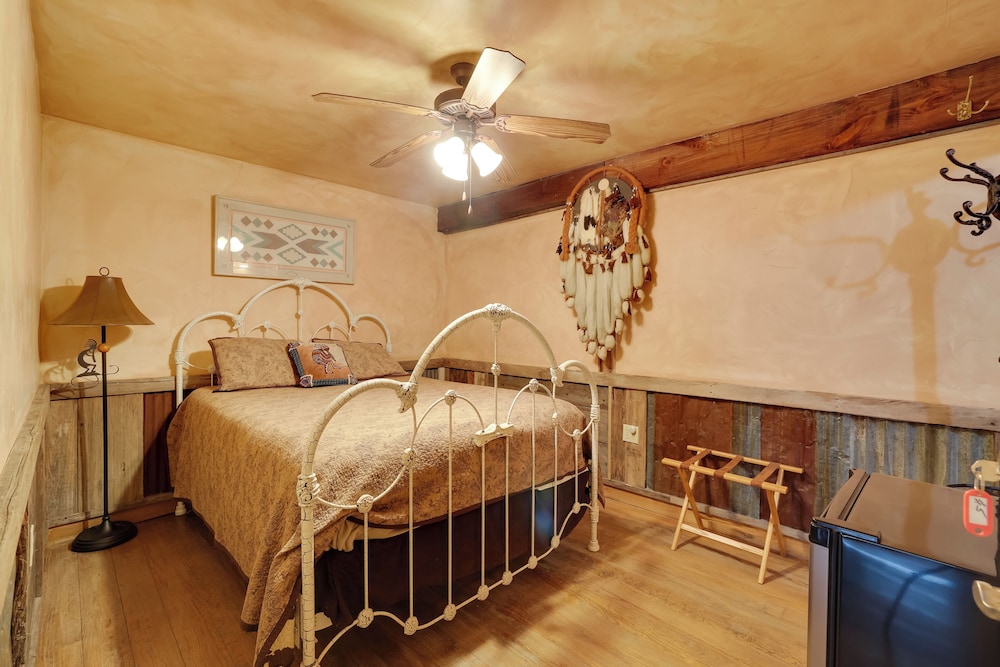 Rural Texas Villa w/ Hot Tub - Horses Welcome! view 3