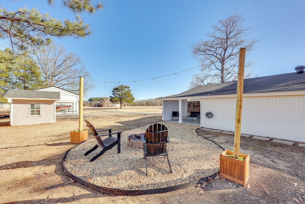 Pet-friendly Studio w/ Yard & Fire Pit in Vilonia!
