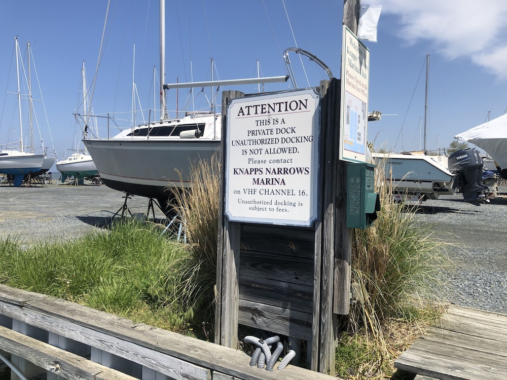 Knapps Narrows Marina & Inn