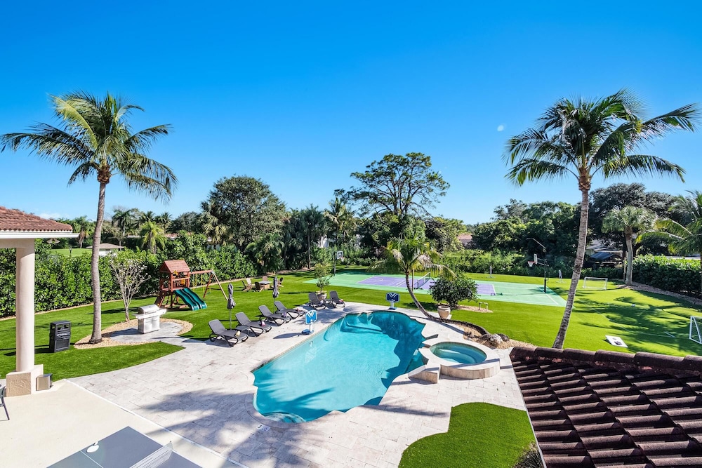 Luxurious 6-Bedroom Villa with Pool & Games