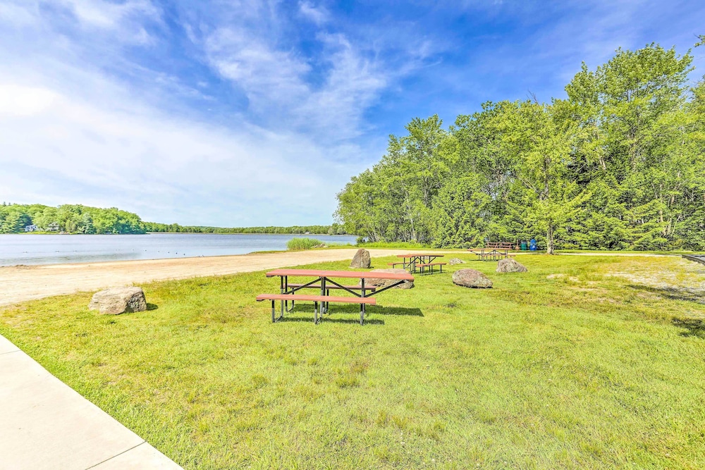 Family Home in Arrowhead Lake w/ Fire Pit!