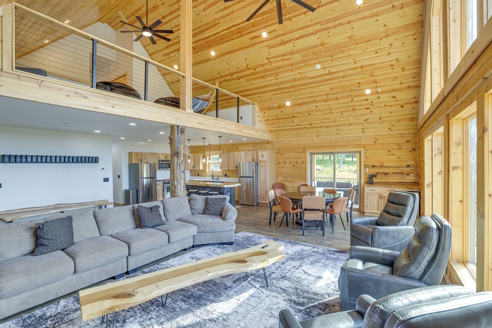 Mtn Cabin w/ Hot Tub + Game Room in Mchenry