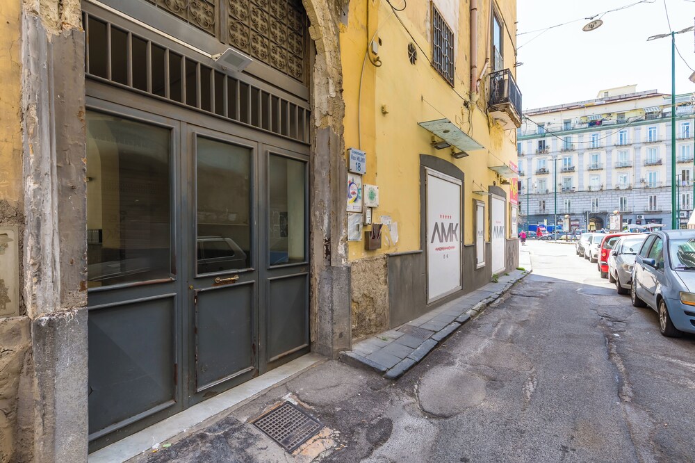 Red Comfort Flat Near Garibaldi Station