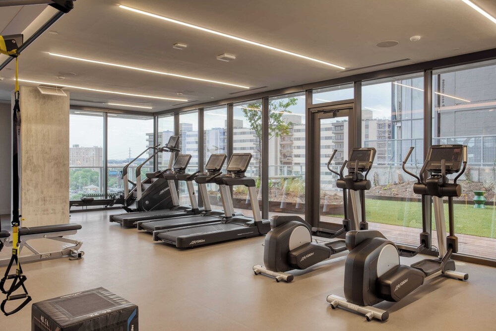 Luxe High Rise Near DT Austin w/ Views Rooftop Pool, Gym, & Luxe Amenities