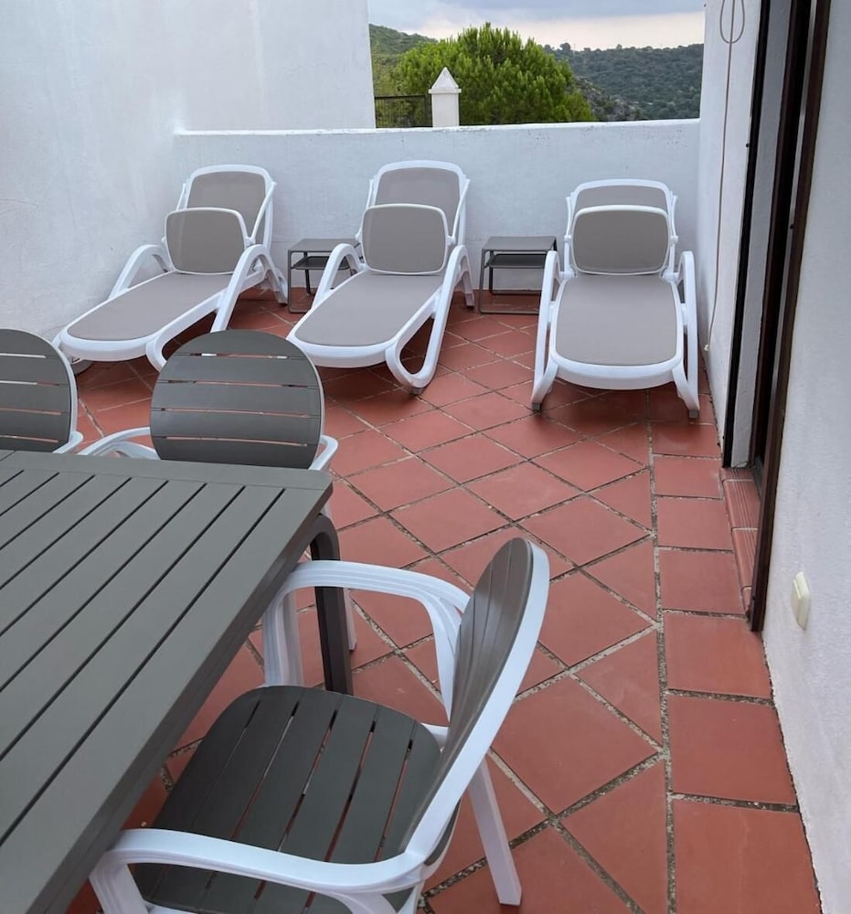 Stylish House, Patio, Pool, Mountains, Stunning White Village, sea 20 Mins Away