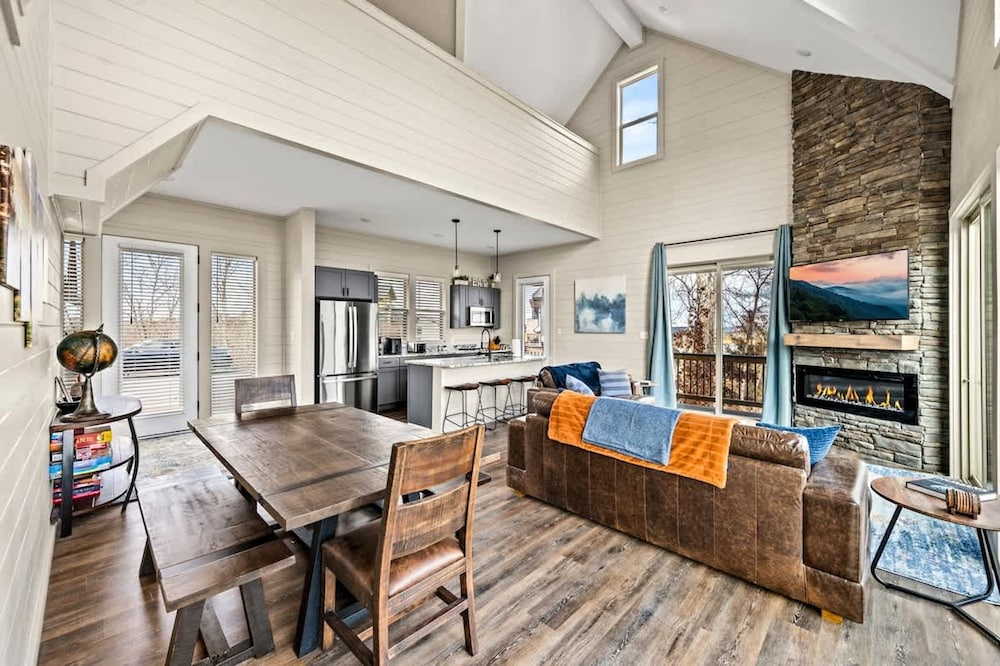 NEW Lake View Indoor Pool Sleeps 14 Hot Tub