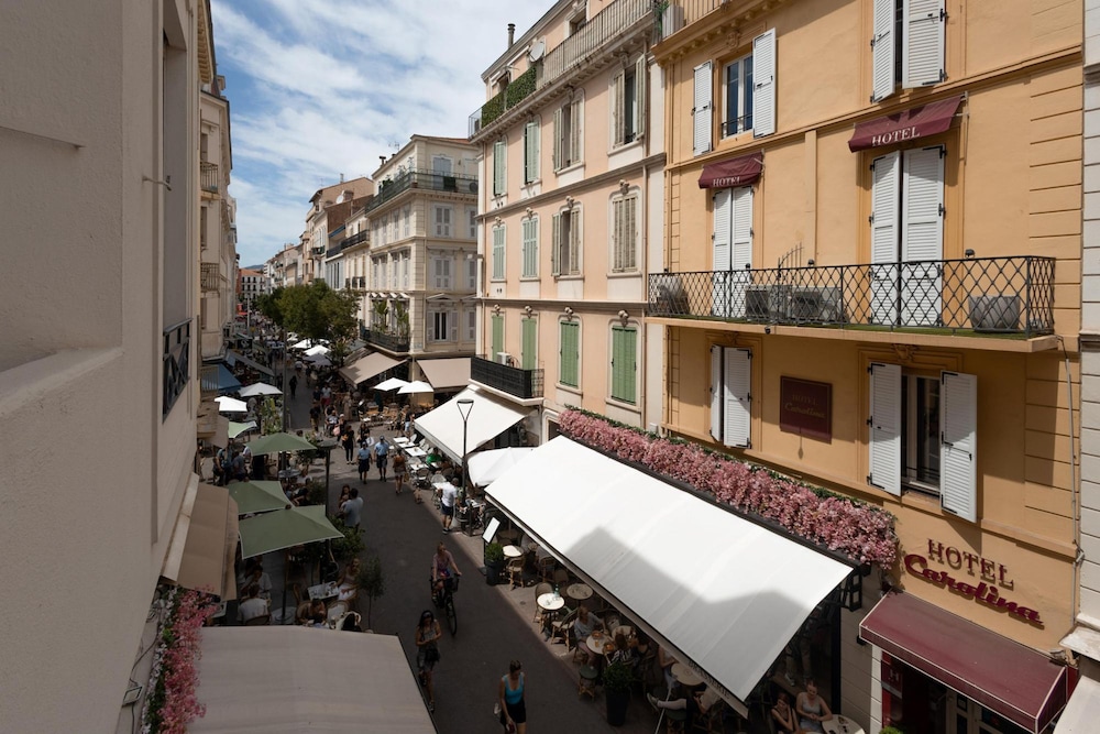 Centrally Located Modern 2 Bed Apartment in Cannes With Aircon and High Ceilings and Modern Design - 696