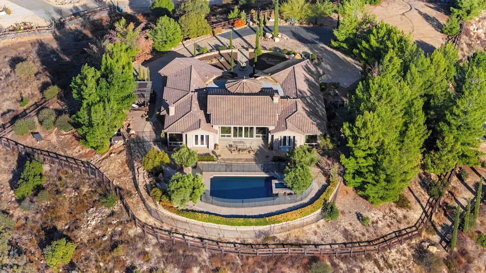 Hilltop Estate w/ Pool, Hot Tub, Fire Pit, Views Cleveland Vista by Avantstay