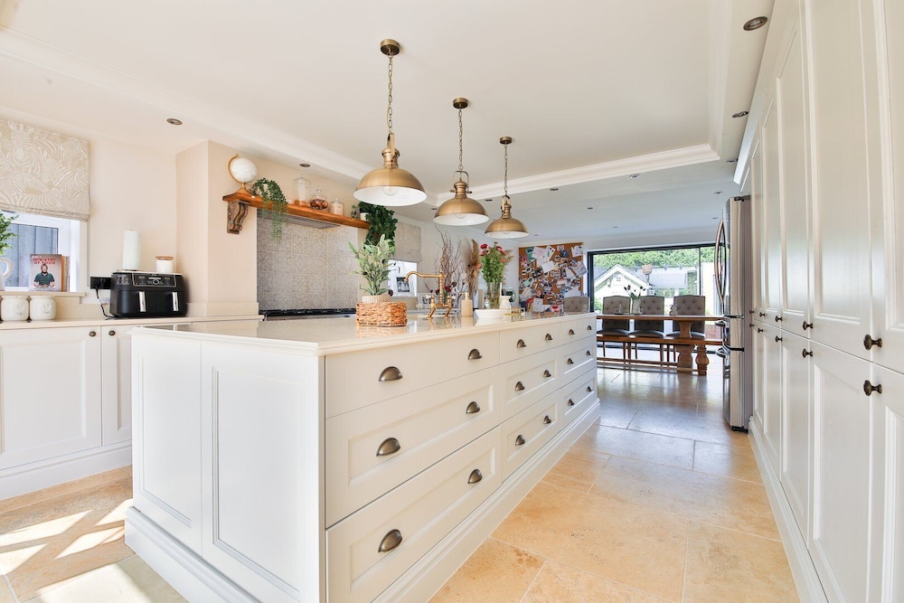 Modern 5-bed Retreat With Parking
