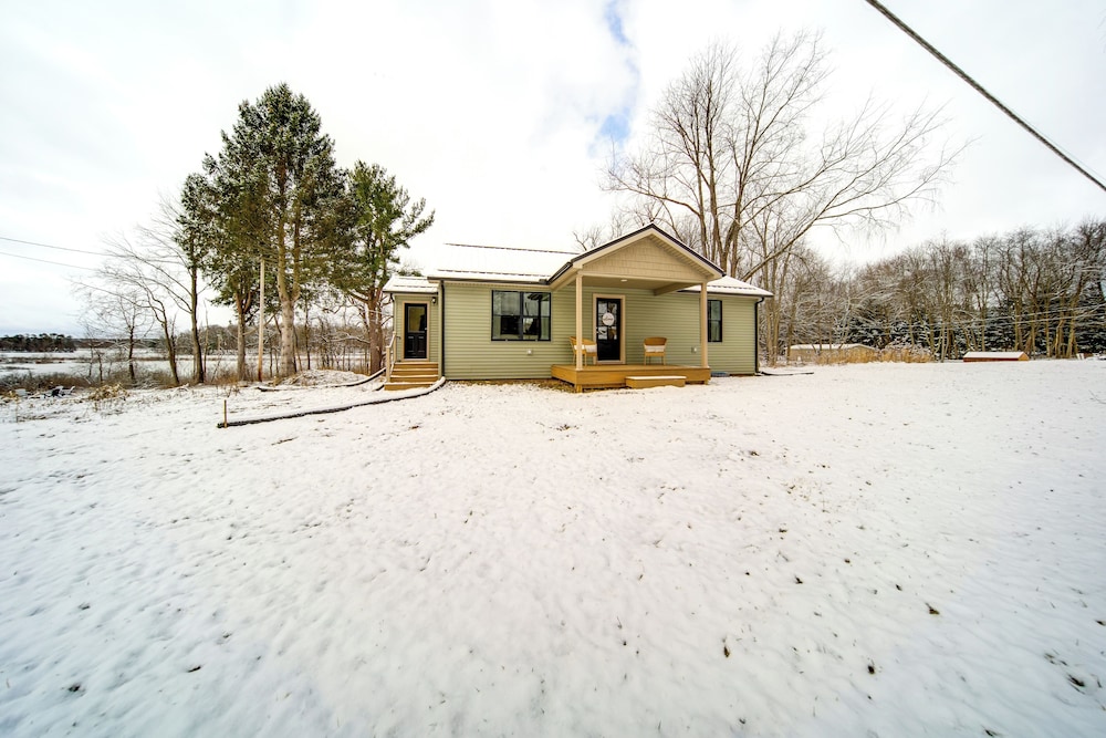 Walk to Lake: Pet-friendly Cottage in Jamestown!