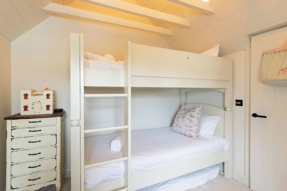 Newly Renovated Beachside Retreat for 10