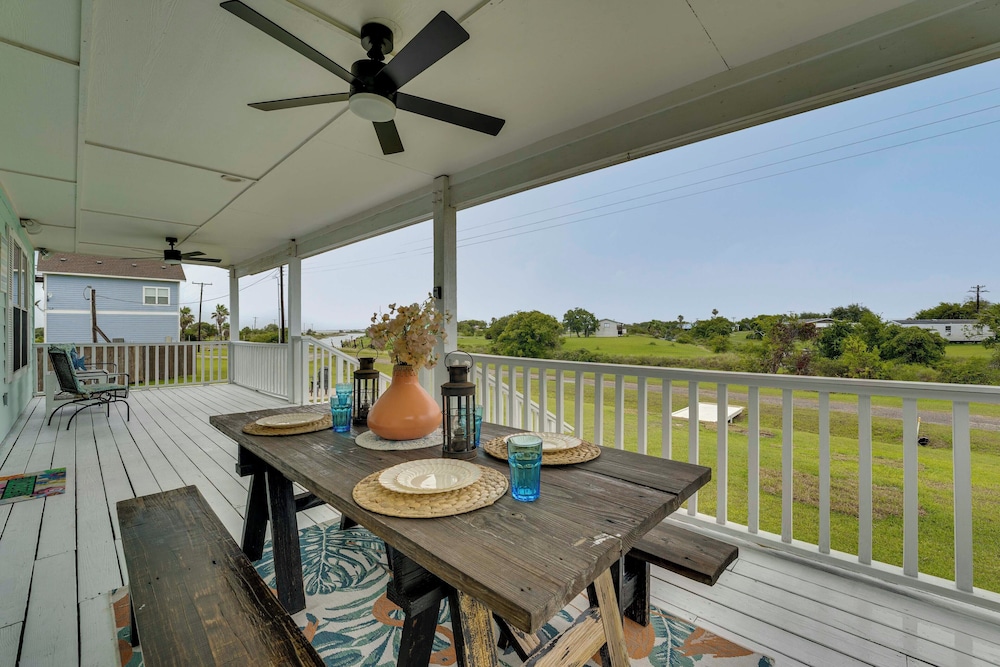 Fish & Boat: Home w/ Spacious Yard in Seadrift