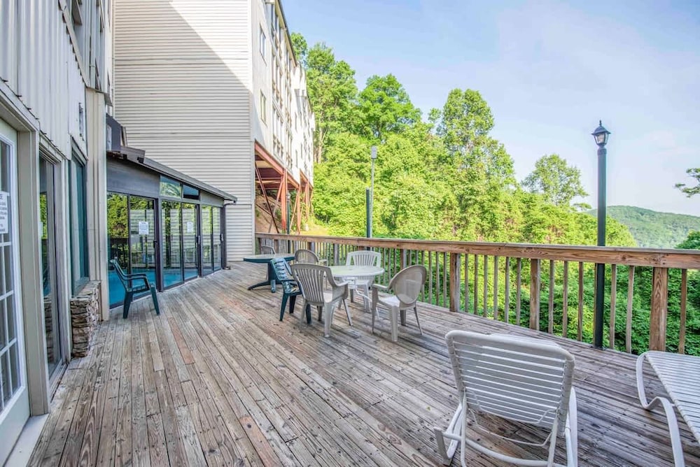 Two Bed Room Condo Mountain Views Indoor Pool