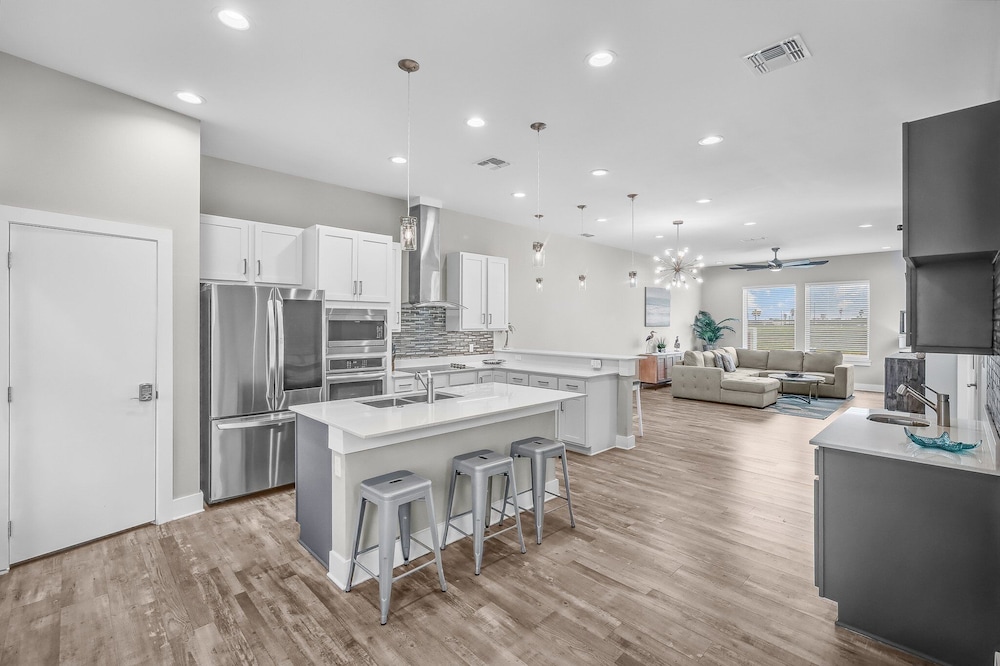 Waterfront Condo With Rooftop + Pool + Boat Slips