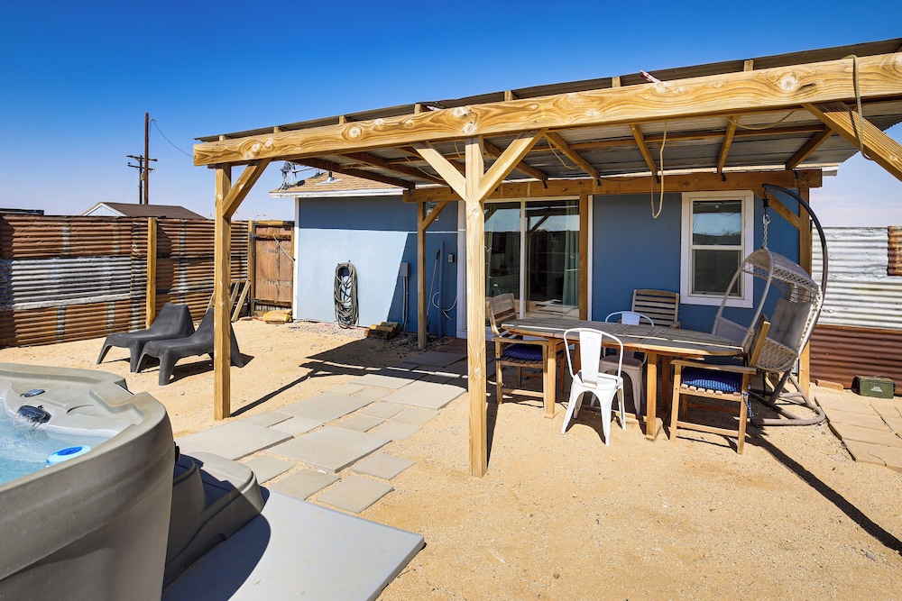 Boho Bungalow w/ Hot Tub: 16 Mi to Joshua Tree NP