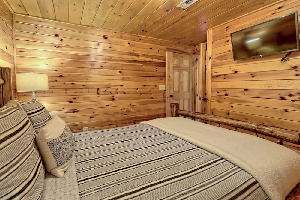 Hot Tub 3 Fireplaces Mountain Views Game Room