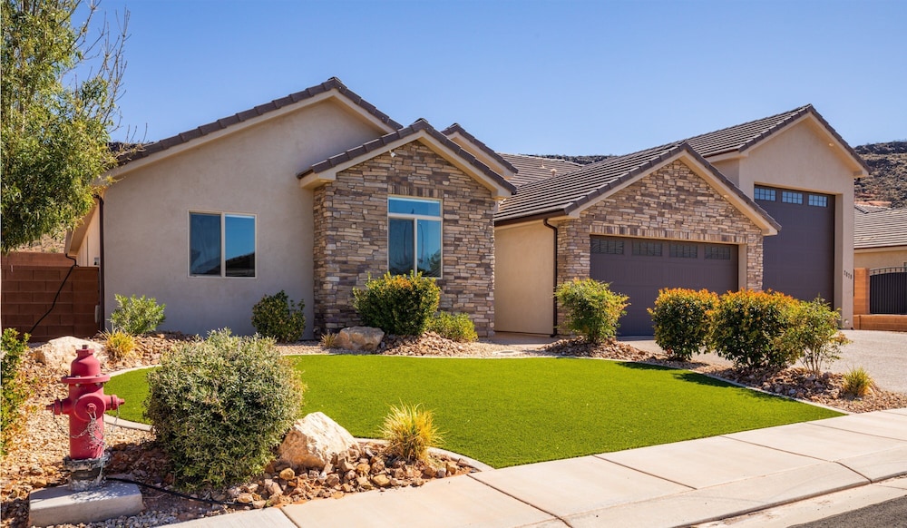 Hurricane Falls Pool, Hot Tub Plus Dog Friendly! 4 Bedroom Home