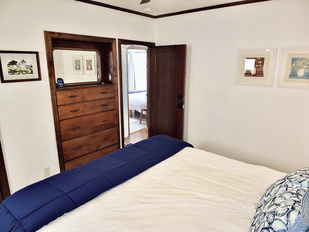 Belmont Shore Coastal Cottage - Cozy Home for 6 - 2 Blocks to Beach