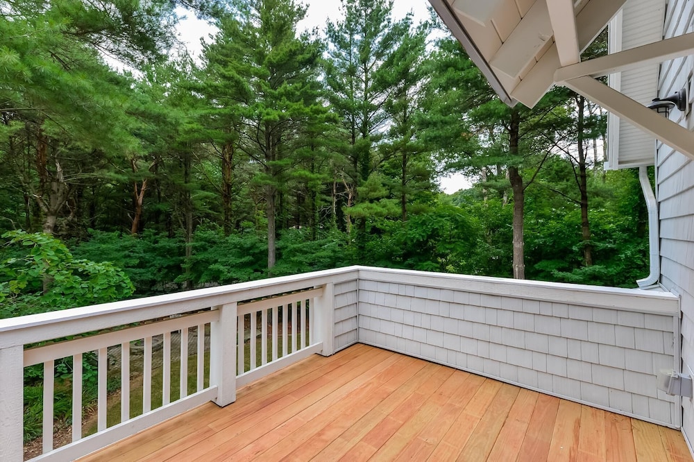 Lake Trail Treehouse
