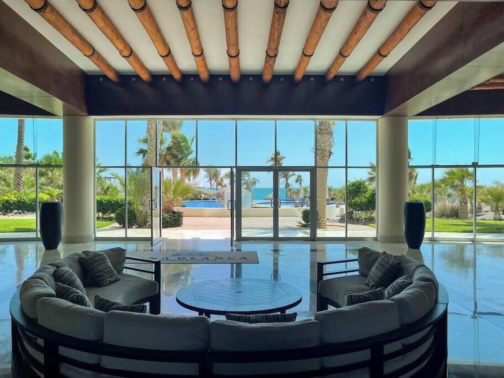 Stylish Condo With Serene Beach Infinity Pool