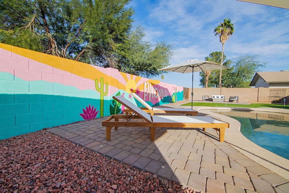 Karen in Phoenix With 4 Bedrooms and 2 Bathrooms