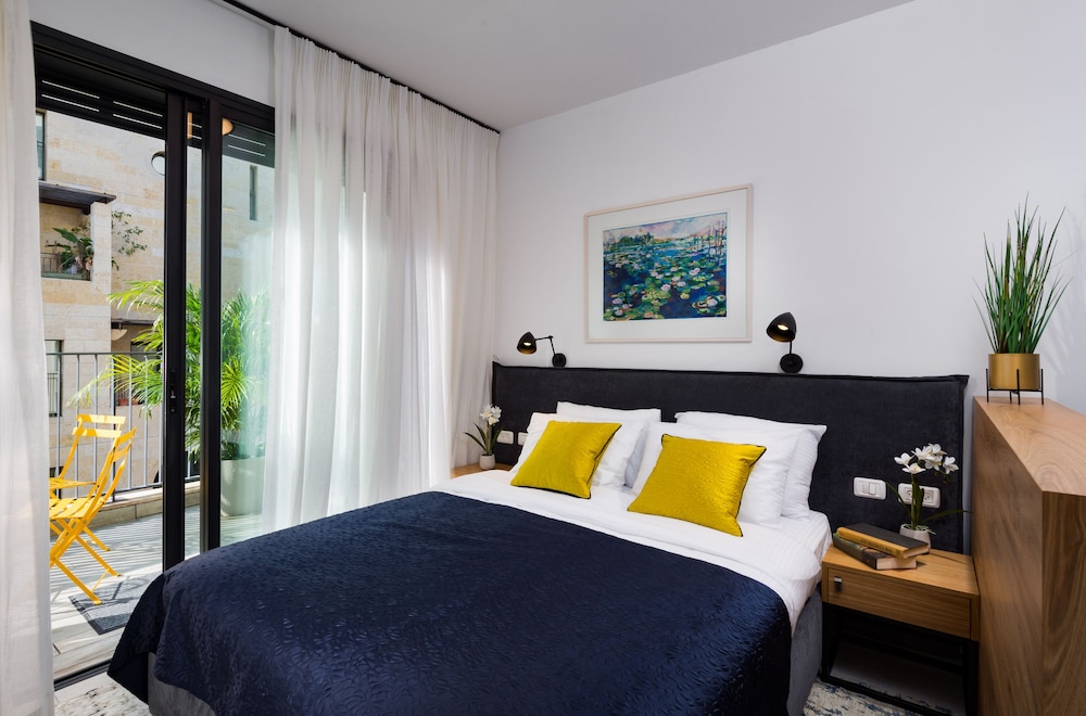 Contemporary & Texture-Rich Hideaway view 3