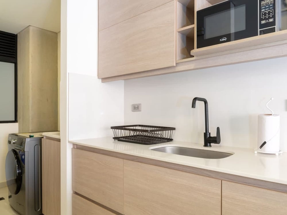 Fantastic 3 BR w Balcony in Laureles Medell n