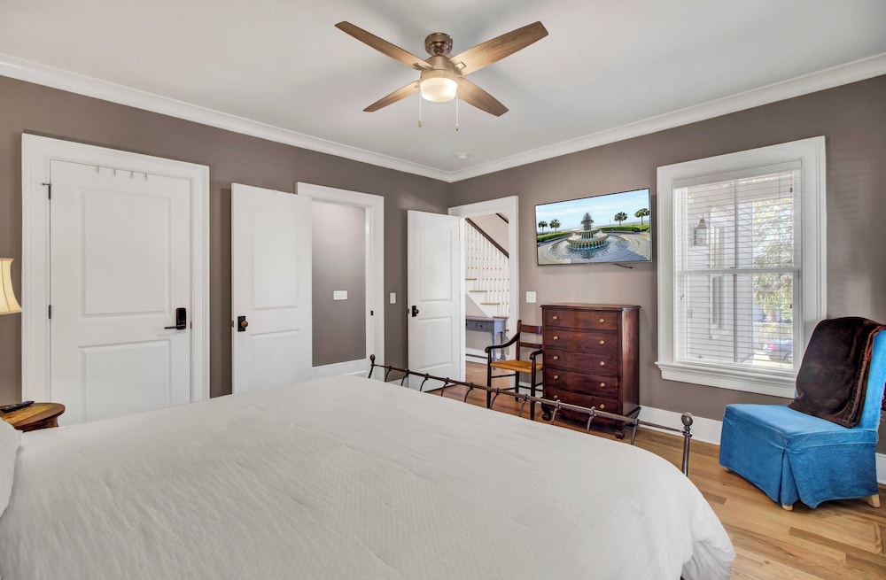 Steps to the Beach! Pool, Gym, Game Room, Movie Theater 3301 Palm by Avantstay