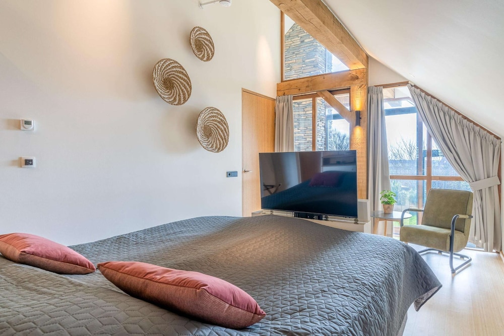Stylish Overnight Stay With a hot tub and Atmospheric Fireplace