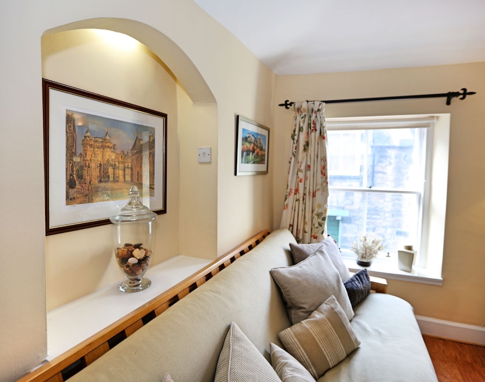 Wonderful Central Edinburgh Apartment view 3