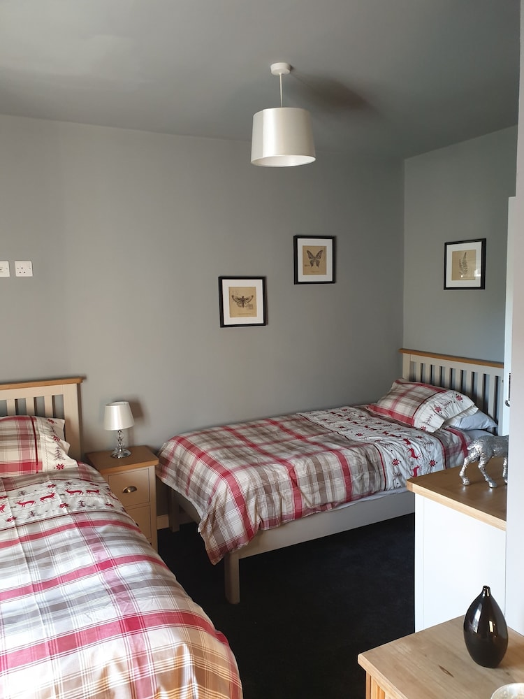 Lovely 4 bed House Sleeping 8 Near Ashbourne view 2