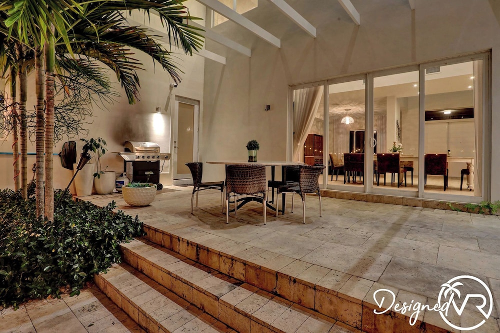 Luxurious Beach Retreat w/ Heated Pool&basketball