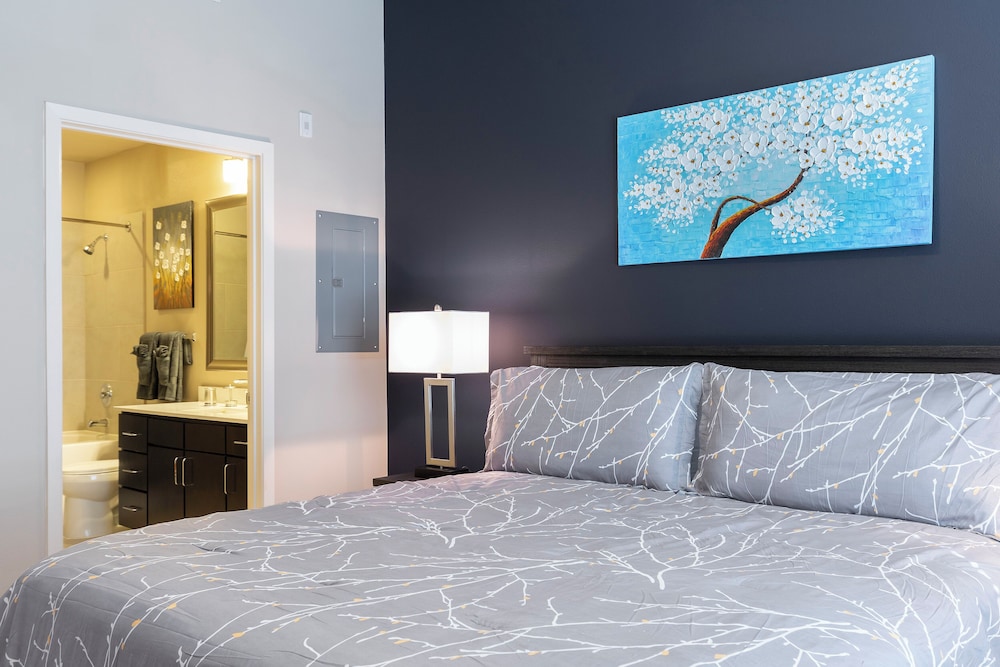 Luxury Med Center Fully Equipped King Sized Bed Condos - Image 3