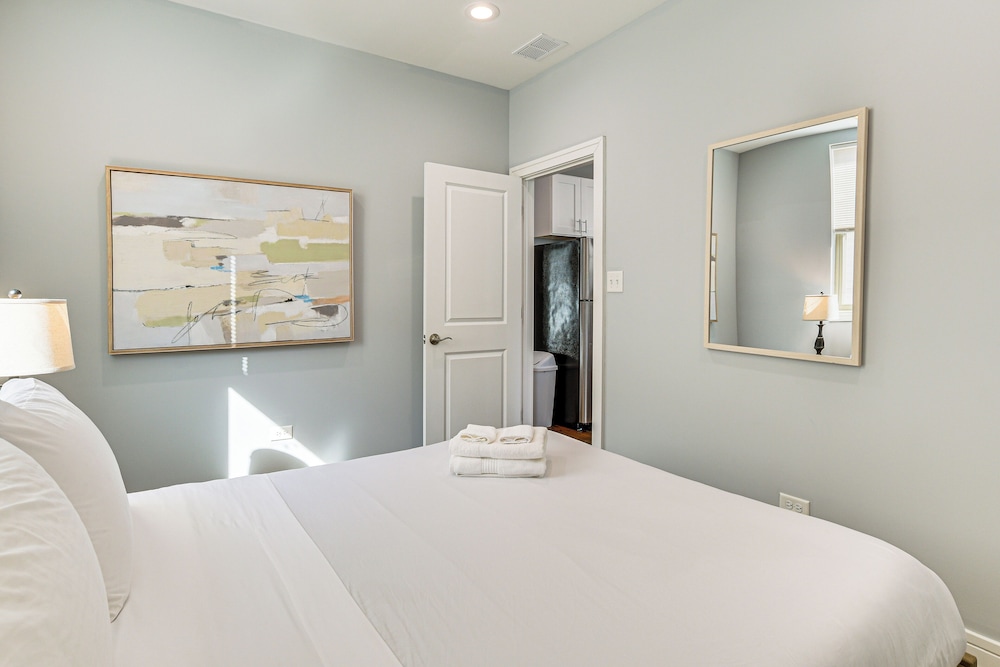 Walk to Blue Line: Sleek Apartment in Bucktown!