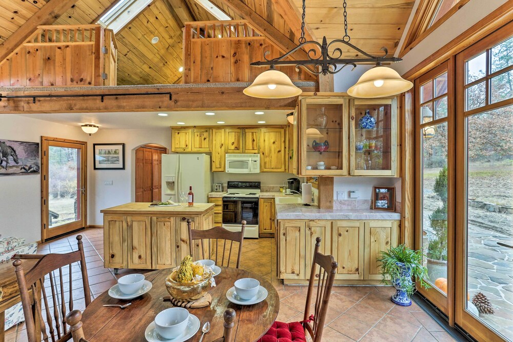 Peaceful Shasta Cascade Getaway on 15-acre Ranch!