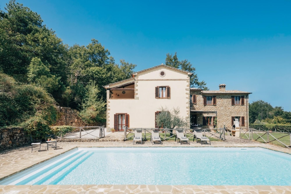 Villa Forconi in Lisciano Niccone view 3