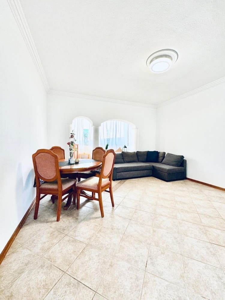 7 private Rooms in a spacious Villa