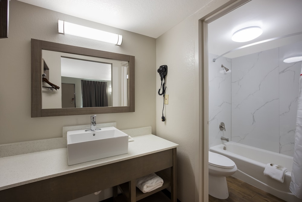 Thomasville Vacations - Red Roof Inn  Suites Thomasville - Property Image 7