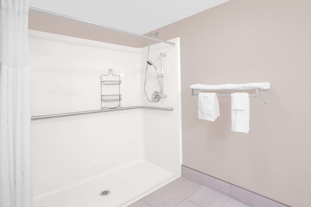 Days Inn by Wyndham Hillsdale - Property Image 11
