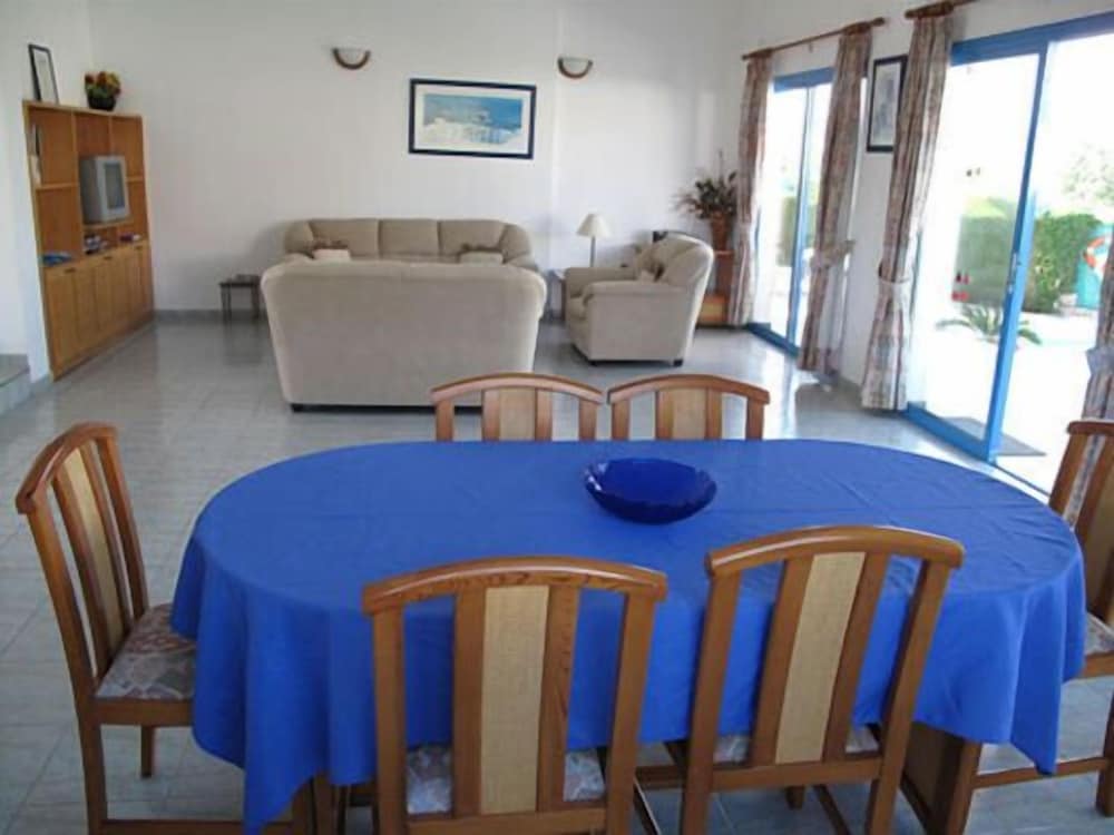 Chriseleni Latchi Villas