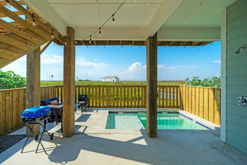 Sleeps 20 2 Homes w/ Beach Boardwalk Access, Water Canal Views, & Priv Pools