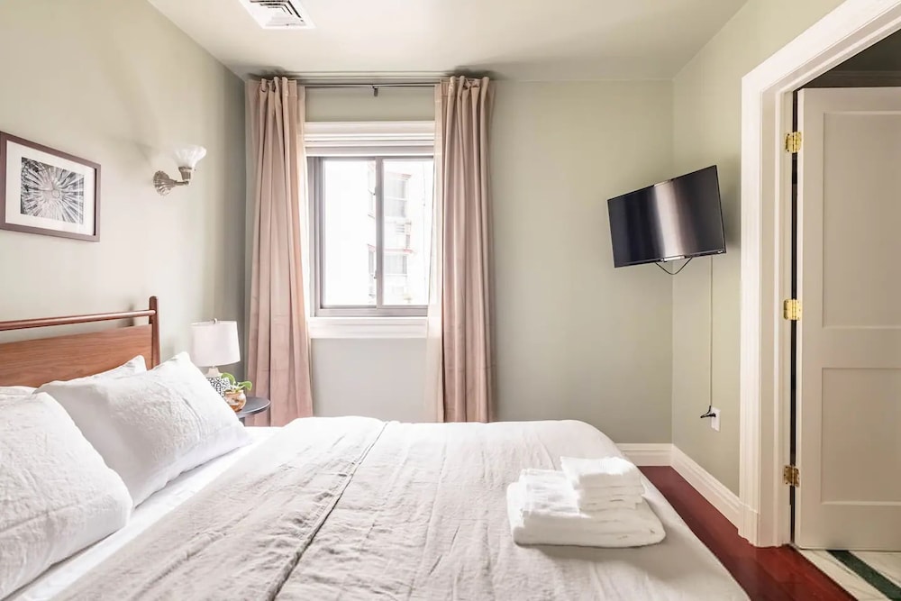 Lofty Bright Greenwich Getaway w Private Rooftop