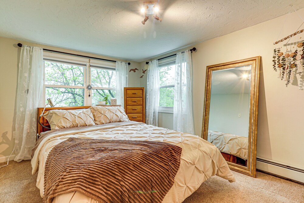 Lakefront Cottage 2 Mi to Palladium in Worcester!