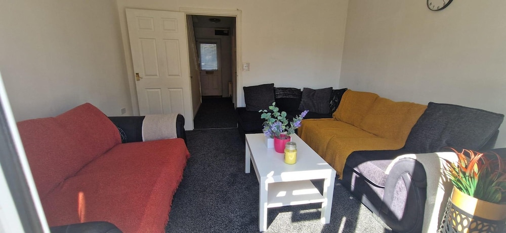 Housesleeps5-garden-parking-familyfriendly