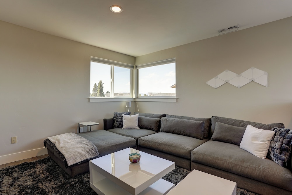 Ruby Peak *30 Day Minimum 4 Bedroom Home by RedAwning