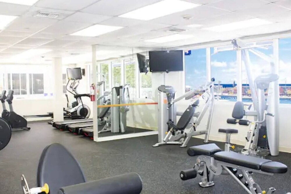 Beachfront Studio Pool Gym & Ping Pong