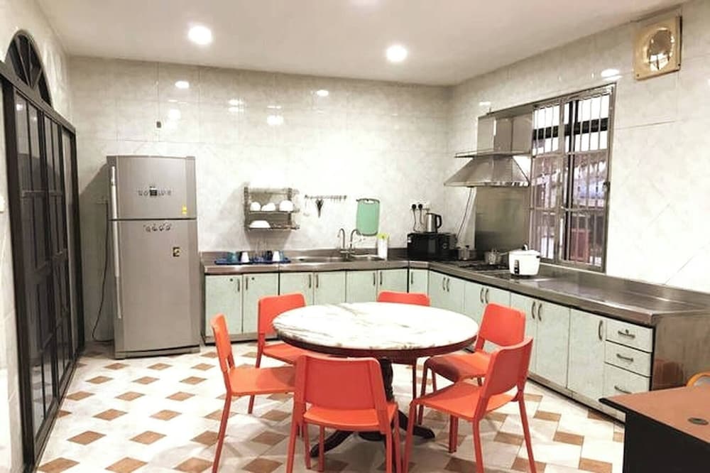 Cozy Johor Bahru Home With Family Room and Unblock Balcony View