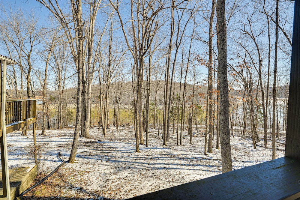 Nolin Lake Gem: Waterfront Retreat w/ Balcony!