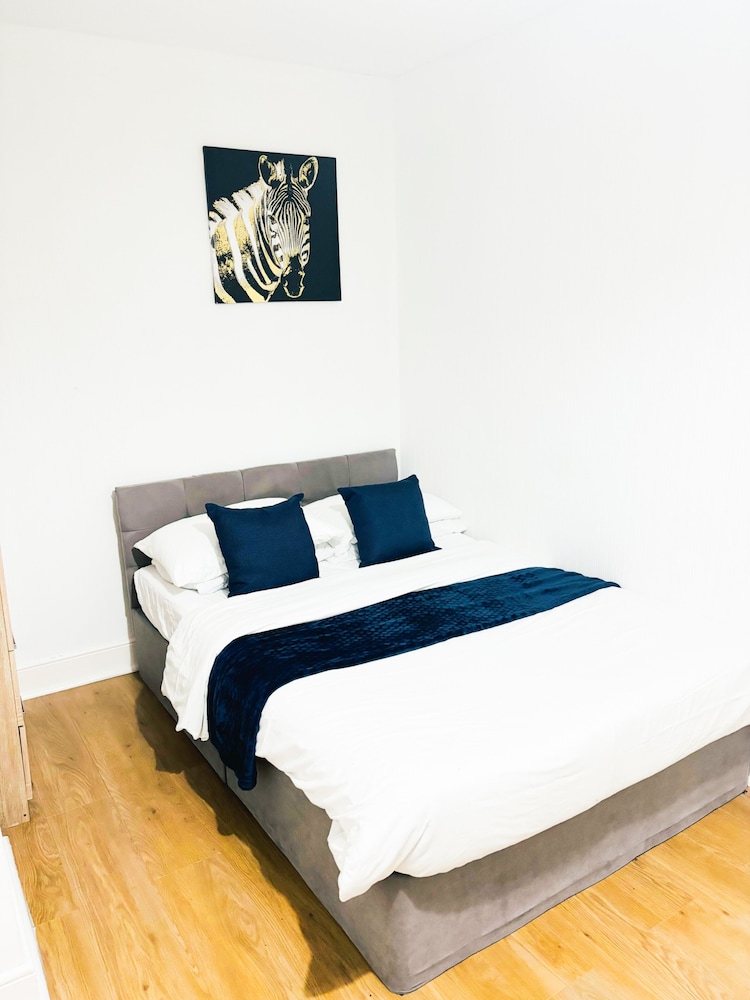 Convenient Home - Sleeps 6 - Parking - Garden