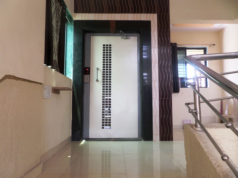 Riya Raj Hotel